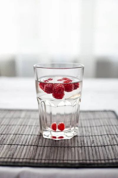 Saydam bir cam köpüklü frambuazlı limonata su