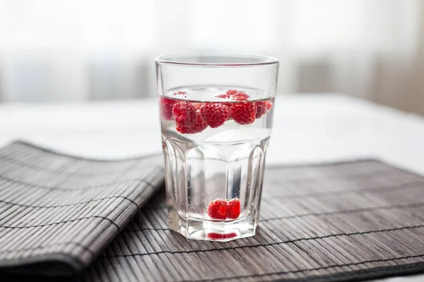 Saydam bir cam köpüklü frambuazlı limonata su