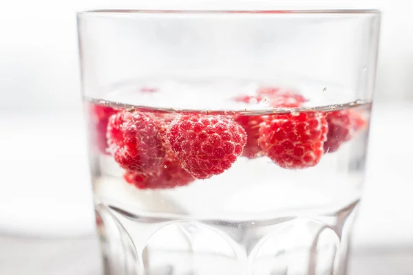 Woda gazowana raspberry lemonade w przezroczystego szkła — Zdjęcie stockowe