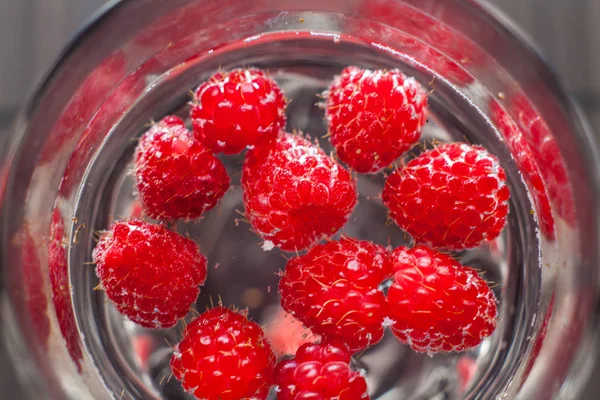 Sparkling raspberry lemonade water in a transparent glass — Stock Photo, Image