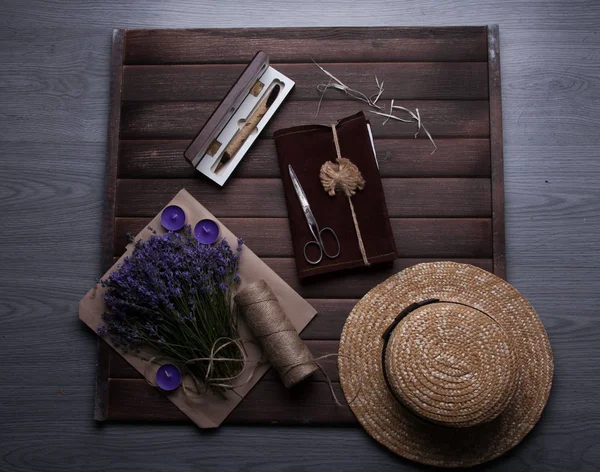 Conjunto de acessórios de viagem para mulher com xícara de chá em fundo vintage de madeira — Fotografia de Stock