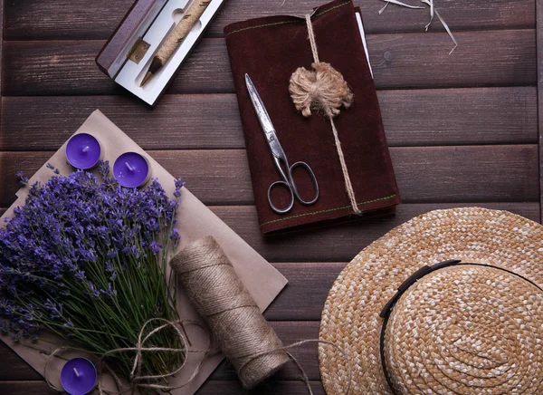 Conjunto de acessórios de viagem para mulher com xícara de chá em fundo vintage de madeira — Fotografia de Stock