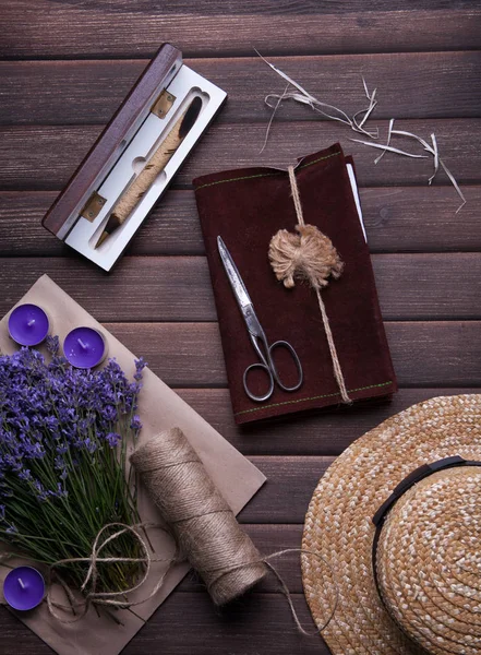 Conjunto de acessórios de viagem para mulher com xícara de chá em fundo vintage de madeira — Fotografia de Stock