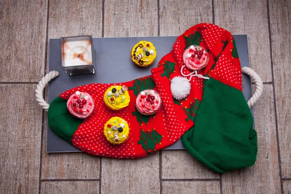 Mettere felice anno nuovo decorazione sulla parte superiore cupcakes — Foto Stock