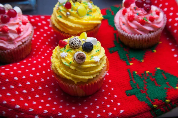 Put happy new year decoration on top cupcakes — Stock Photo, Image