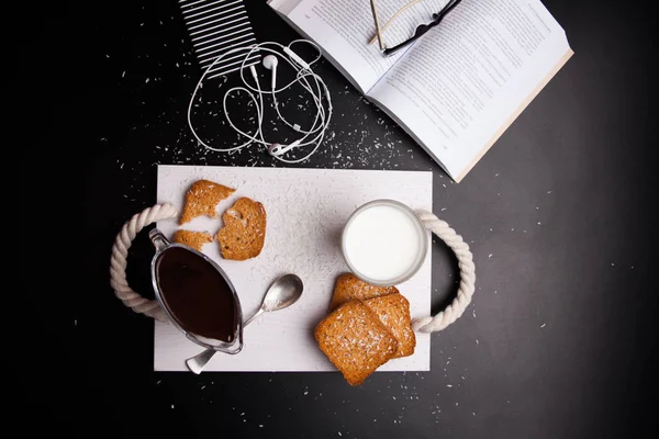 टॉस्ट आणि कॉफीसह बेडमध्ये नाश्ता करा. टॉप दृश्य. 4K . — स्टॉक फोटो, इमेज