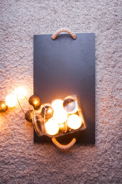 Korb mit Weihnachts- und Neujahrsgebäck. Studioaufnahme — Stockfoto