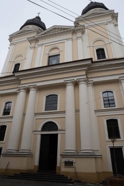 Lviv'deki Dominik Kilisesi'nin yakın çekim. Merdivenli eski bir bina. Giriş merdivenleri kapı eski. Katolik Kilisesi'nin kapısı. Kiliseye Merdivenler