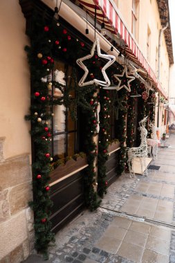 Noel ışıkları, sokakta Noel süslemeleri. Bulanık arka sokak, yılbaşı ışıklarıyla. Metnin için boşluk kopyala