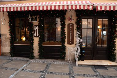 Noel ışıkları, sokakta Noel süslemeleri. Bulanık arka sokak, yılbaşı ışıklarıyla. Metnin için boşluk kopyala