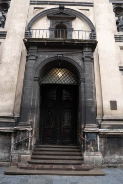 Lviv'deki Dominik Kilisesi'nin yakın çekim. Merdivenli eski bir bina. Giriş merdivenleri kapı eski. Katolik Kilisesi'nin kapısı. Kiliseye Merdivenler