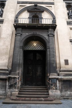 Lviv'deki Dominik Kilisesi'nin yakın çekim. Merdivenli eski bir bina. Giriş merdivenleri kapı eski. Katolik Kilisesi'nin kapısı. Kiliseye Merdivenler