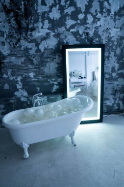 Banyo makyaj, lavabo ve büyük arkadan aydınlatmalı ayna ile Modern banyo