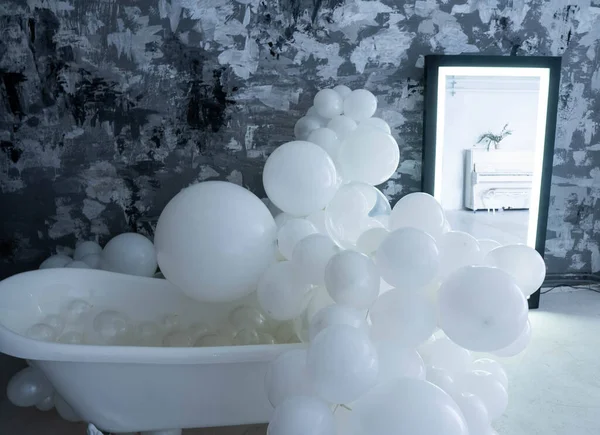 İçi aydınlık siyah ayna.