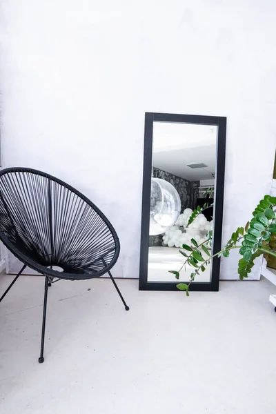 Espejo negro con iluminación en el interior — Foto de stock