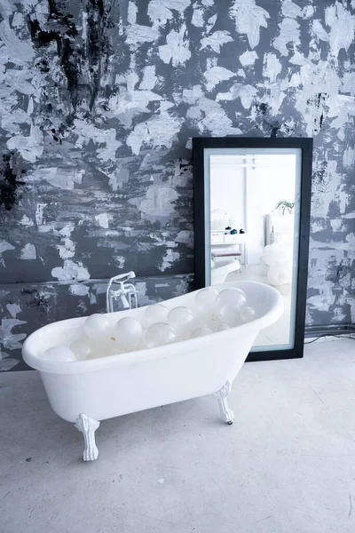 Moderne badkamer met badkamersijdelheid, spoelbak en grote verlichte spiegel met achtergrondverlichting — Stockfoto