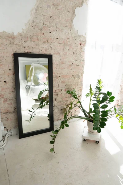 İçi aydınlık siyah ayna.