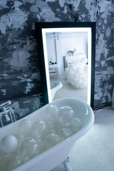 Bagno moderno con lavabo, lavabo e grande specchio retroilluminato — Foto Stock