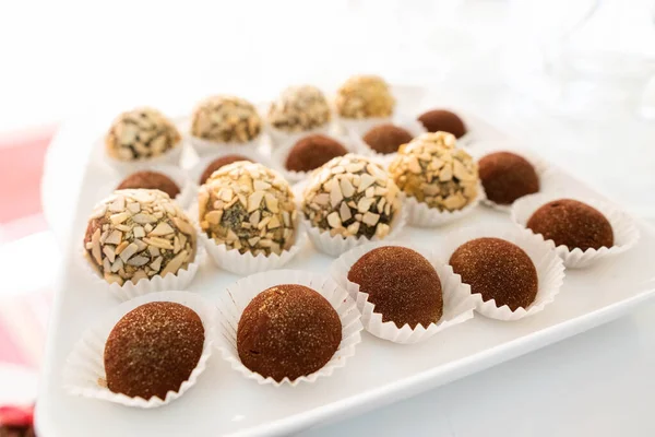 Pembe tablo karşı tuğla duvar arka plan üzerinde tatlı kek ile plaka