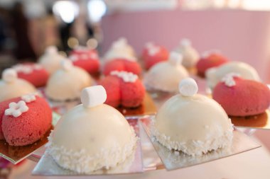 Pembe tablo karşı tuğla duvar arka plan üzerinde tatlı kek ile plaka