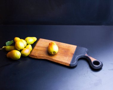 rustik mutfak masasında kopya alanı ile bıçak