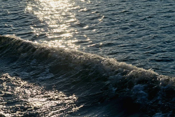 Solbelysta seascape med vågor — Stockfoto
