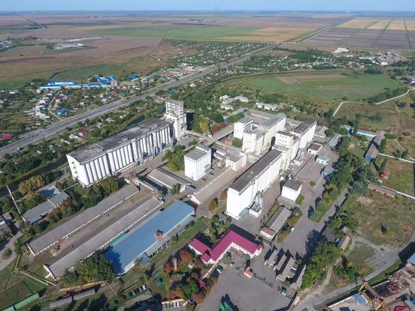 Vista superior de un elevador de silos. Aerofotografía de objetos industriales . —  Fotos de Stock