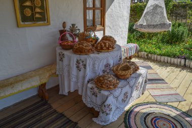 Ekmek pişirme ile tablo. Çeşitli somun ekmek masanın üzerine.