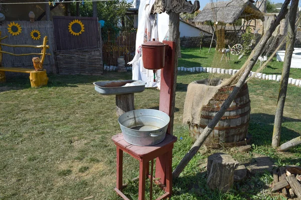 Умывальник с раковиной во дворе — стоковое фото