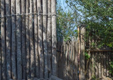 Çit ve Silindire tomruklardan kapısı. Doğaçlama çit