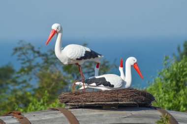 Bir leylek kuşlar üstünde o ile oyuncak yuvası