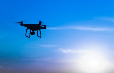 Quadrocopters siluet güneşin arka planı