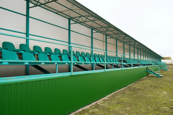 Filas de asientos en un estadio vacío. Asientos verdes en el estadio —  Fotos de Stock