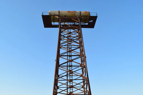 Torre de água enferrujada — Fotografia de Stock