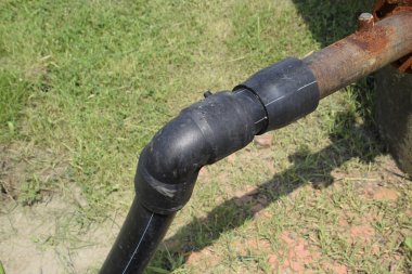 Su kulesinin borudan. Çelik veya plastik boru, Vana ve diz tüp.