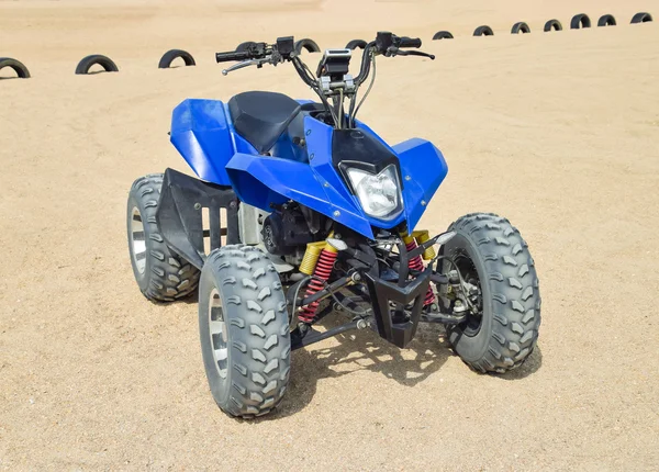 Liten Atv för uthyrning. Biluthyrning på stranden vid havet — Stockfoto