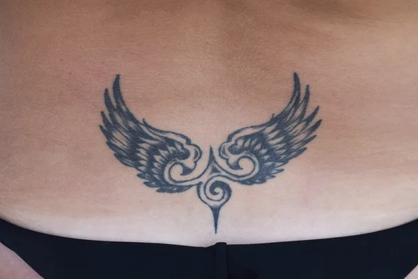 Le tatouage en forme d'ailes sur le dos — Photo