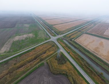 Crossroads alanlar arasında yol açtı. Yukarıdan görüntülemek
