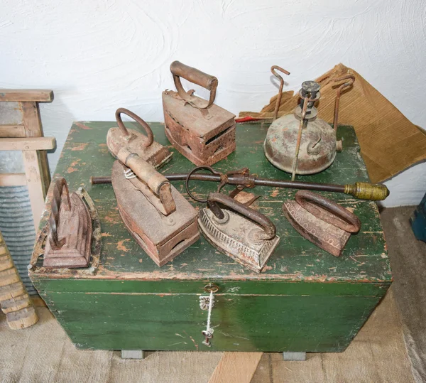 Los hierros antiguos sobre el suelo de madera —  Fotos de Stock