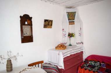 İç kazak ev. Kazak, bir kanepe ve bir tablo odada yaşayan