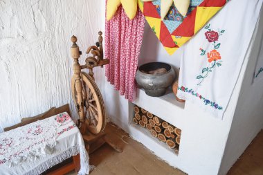 İç kazak ev. Tekerlek, fırın, su ısıtıcısı, odun fırını ve badanalı duvarları iplik.