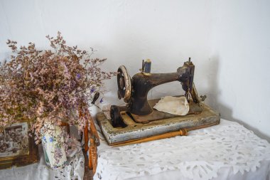 Eski el ile dikiş makinesi. Makine dikiş iplik için giyim