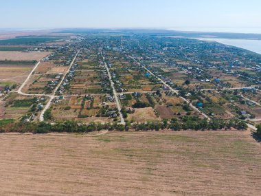 Yukarıdan küçük bir köy. Aerophotographing köyü yukarıda. Köyün denize yakın