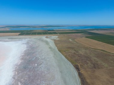 Azak Denizi kıyılarında tuz Tuz Gölü. Eski Haliç. Yukarıdan görüntüleyin. Kuru göl. Tuz Gölü manzaralı bir kuş bakışı
