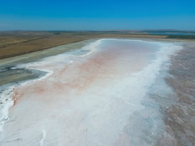 Azak Denizi kıyılarında tuz Tuz Gölü. Eski Haliç. Yukarıdan görüntüleyin. Kuru göl. Tuz Gölü manzaralı bir kuş bakışı