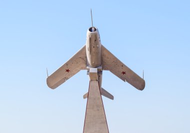 Savaş uçağı için anıt.