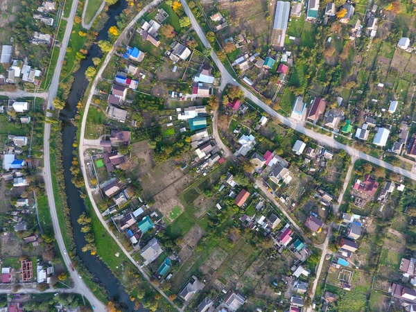 Top view of the village. One can see the roofs of the houses and gardens. Road and water in the village. Village bird's-eye view — Stock Photo, Image