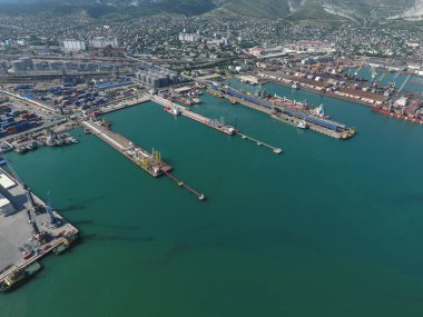 Endüstriyel Limanı üstten görünüm. Bağlantı noktası Vinçler ve kargo gemileri ve mavna. Yükleme ve sevkiyat limanında kargonun. Deniz kargo liman manzaralı bir kuş bakışı