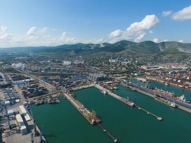 Endüstriyel Limanı üstten görünüm. Bağlantı noktası Vinçler ve kargo gemileri ve mavna. Yükleme ve sevkiyat limanında kargonun. Deniz kargo liman manzaralı bir kuş bakışı