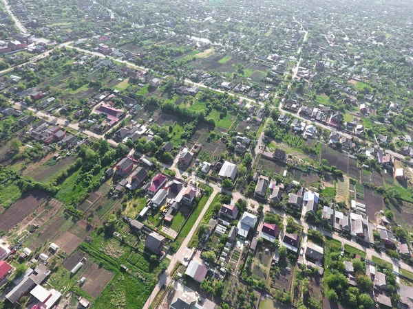 Vista superior del pueblo. Se pueden ver los techos de las casas y jardines. Carretera y agua en el pueblo. Aldea vista de pájaro — Foto de Stock